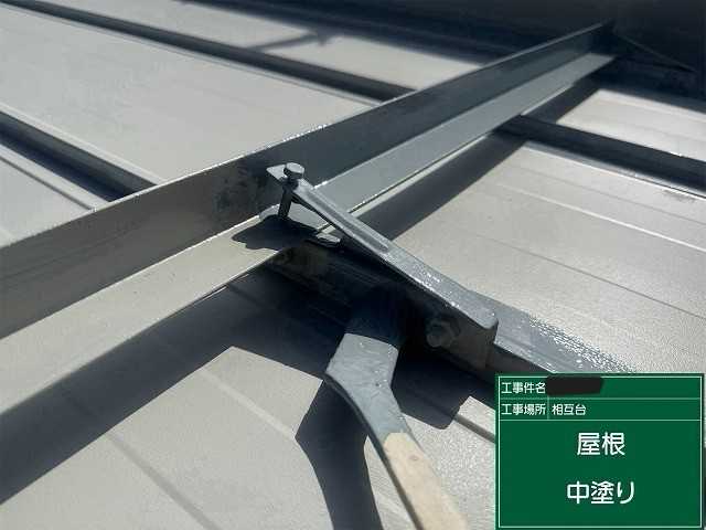 金属部に中塗りする様子